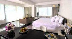 06 b-lay-tong-phuket-Deluxe-Suite.jpg